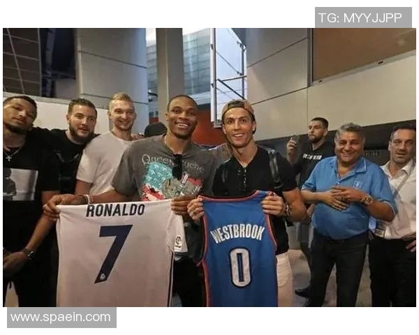 与足球明星亲密合影高清图片分享尽显球场魅力与风采